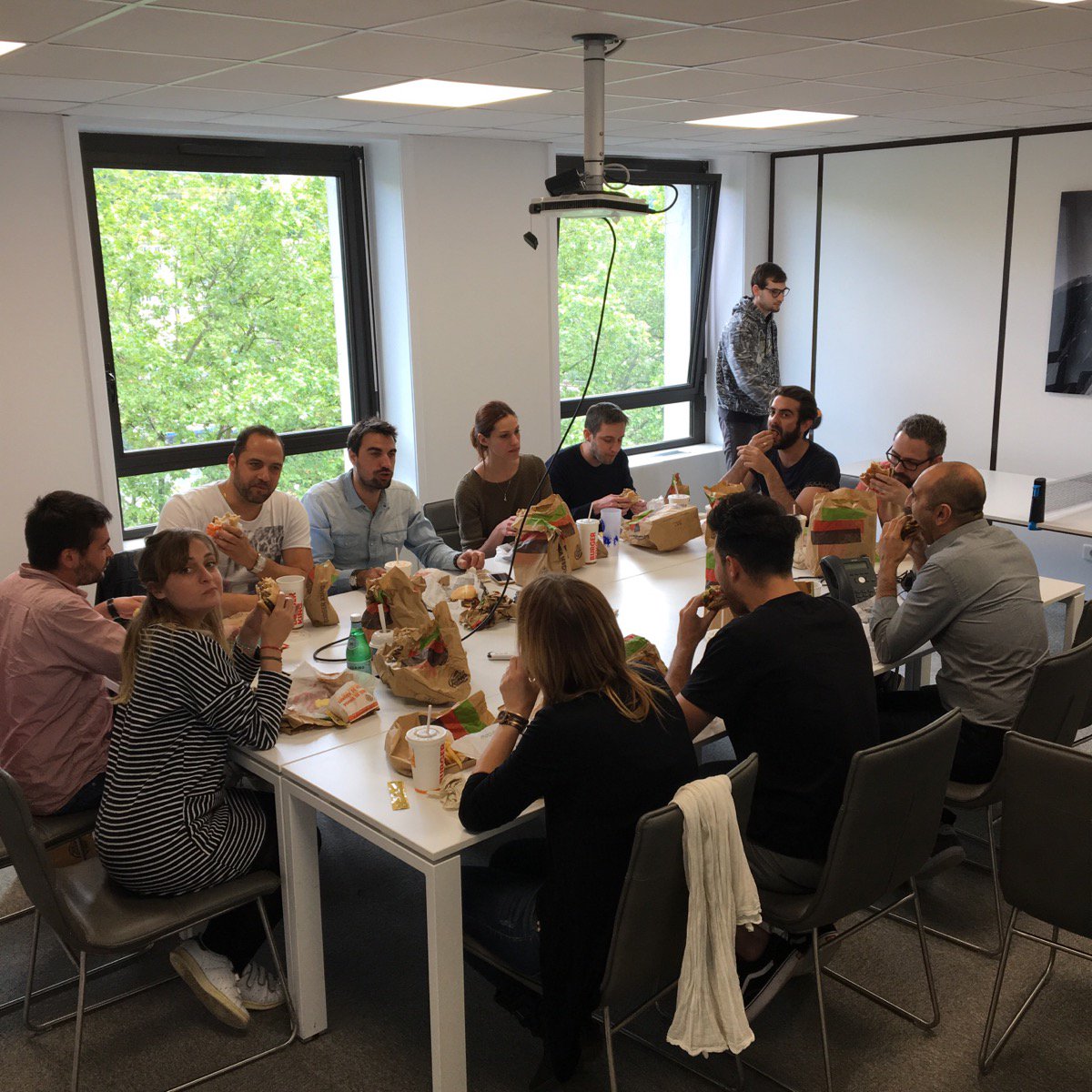 Matiere_1ere's tweet photo. Comme un vendredi midi avec @BurgerKingFR à l'agence 😘 🍔 🍟 ! #CheatMeal https://t.co/8RjPX6QxLM