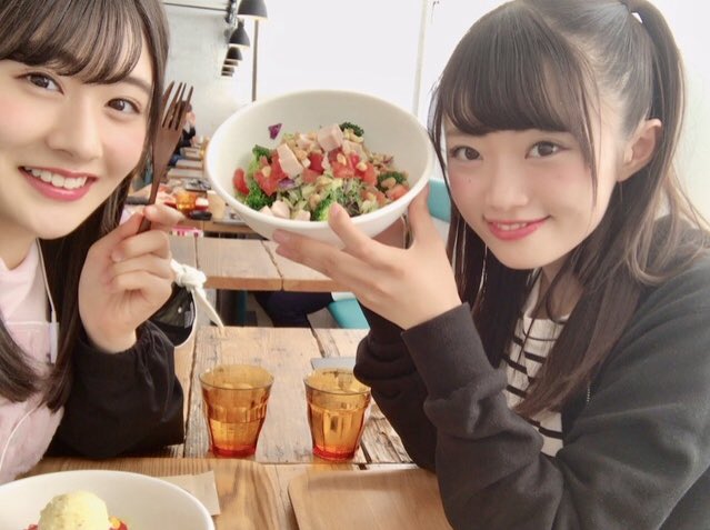 Mina___115's tweet photo. 大好きなサラダを食べたくて、りかと一緒に休憩時間にまた来ちゃった☺️💨💨💕

そんで何故か戻りたい時についての話から始まり、すき焼きの好きな具の争奪戦、の話☺️笑笑

私は去年、好きな具のエリンギを取られ、後悔している😭笑
だから今年はもう取り返すぞおい😭👍🏻❤️ https://t.co/uzhmtcfQ7R