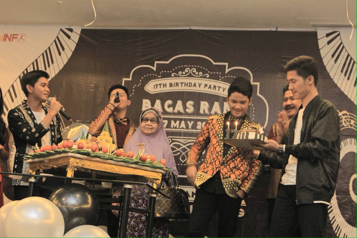 bagasrds's tweet photo. Unforgettable moment pokoknya 💕 @aditya_ayp @papa_abc @AjilDitto_08  @bagasrdsINFO @portraitmgt https://t.co/6muy2EvChA