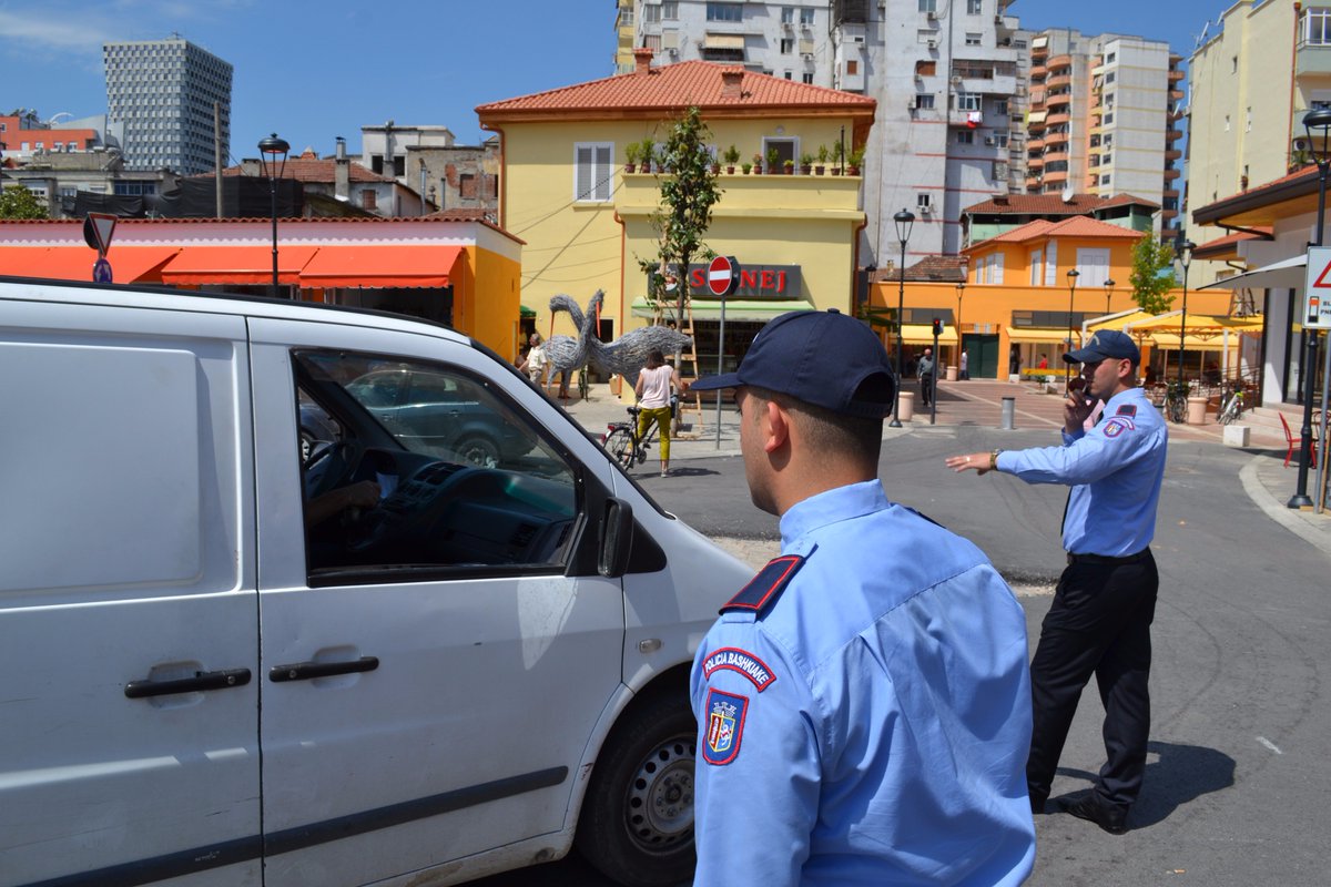 policia_bashkia's tweet photo. P.Bashkiake prezente për orientim të qarkullimit të automjeteve tek Pazari i Ri, gjatë prezantimit të programit të Fondit të Komuniteteve https://t.co/quuZGZAnls