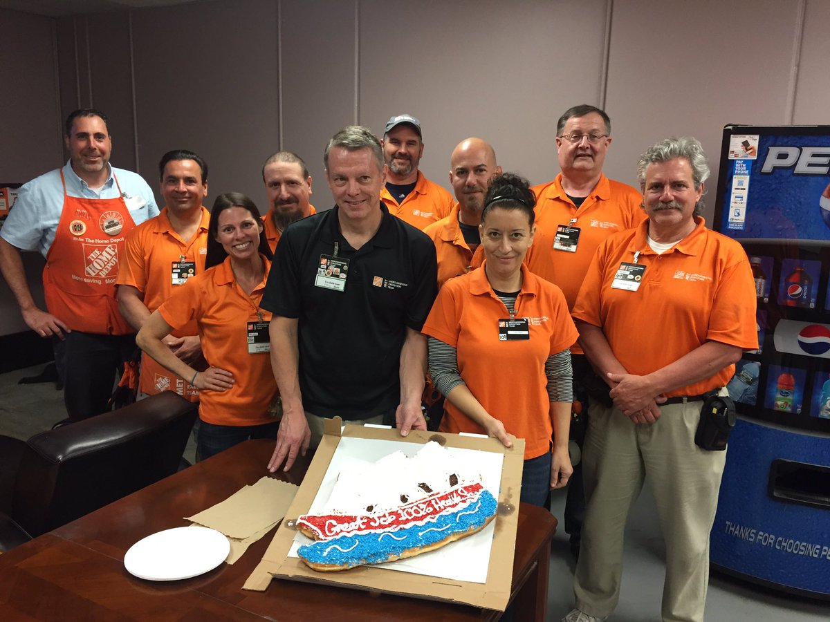 KJChamberland's tweet photo. Congrats, Middletown MET team for their 100% Health score for Q1! Nothing says Health like a doughnut cake!@ChrisRoyMETD100 @MikeSMatias https://t.co/KKUCDkpYNv