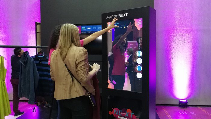 News247gr's tweet photo. Τα πρωτοποριακά διαδραστικά installations του Innovation Lab της Atcom φέρνουν την τεχνολογία του αύριο, σήμερα #digitalshopping #atcomnext https://t.co/2S298dvVQp