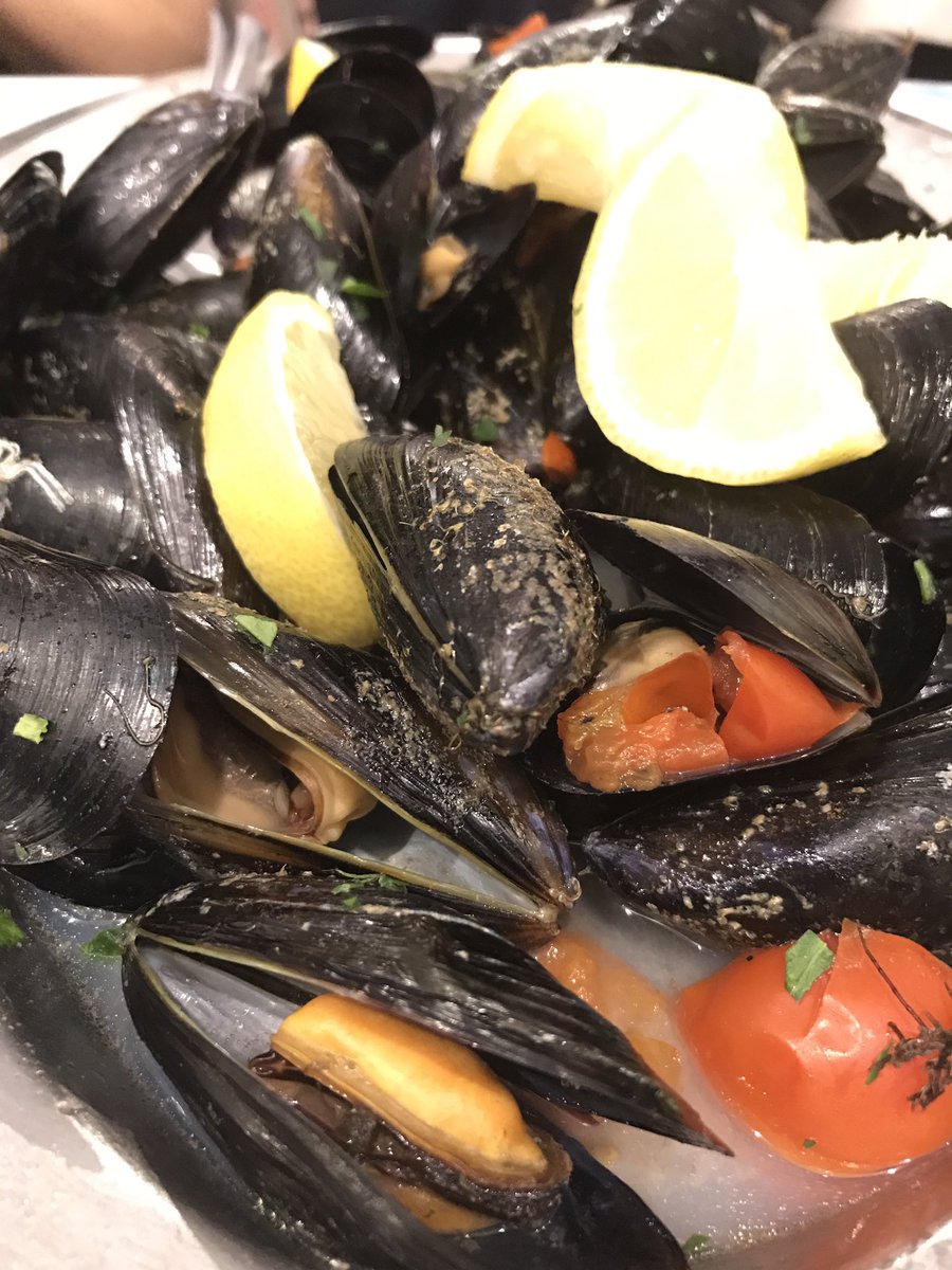 giadagalbignani's tweet photo. Pranzo a base di pesce, cozze fresche da GE8317 a #Genova. #MSNGusto #LaMiaLiguria #InLombardia #VisitPiemonte #Liguria #SlowFood #SlowFish https://t.co/qiiGROzCVH