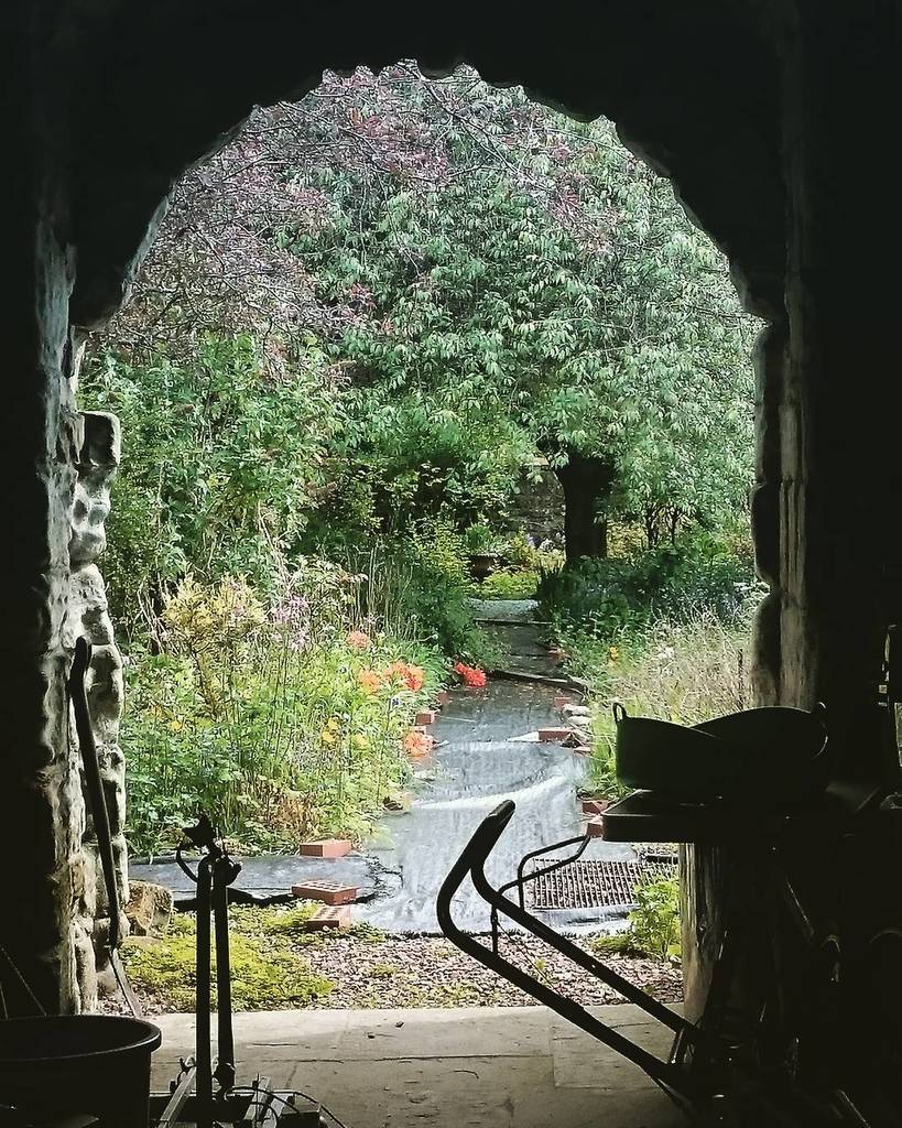 nickbramhll's tweet image. A doorway into the garden at Culross Abbey #hiddenviews #spring #flowers ift.tt/2q3gUie