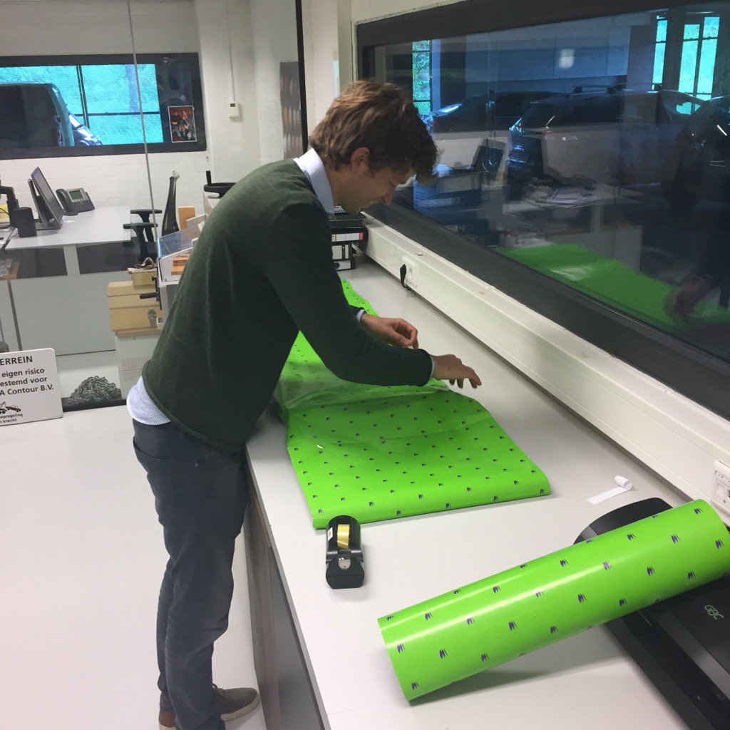 MariusHeijn's tweet photo. Even het kado van @ERAContour voor @plein06 inpakken met 10 meter papier. Past net. https://t.co/pXaRy424Je