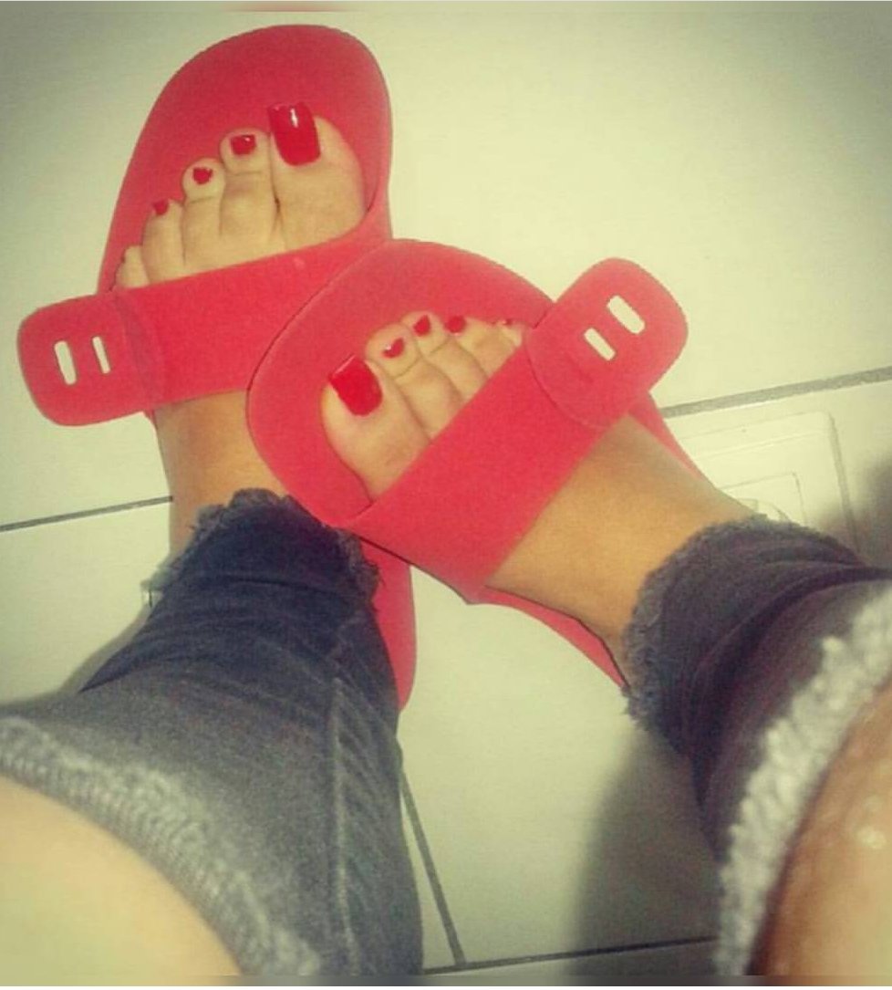 LMorzik's tweet image. Qui veux sucer ses délicieux pieds ?🔞🔞🍑