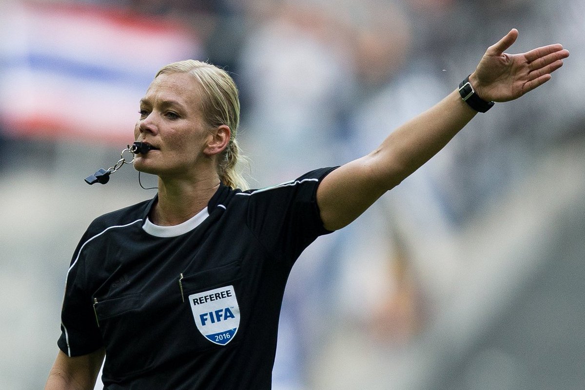 TspSport's tweet photo. Bibiana #Steinhaus wird als erste Frau in Liga eins pfeifen. https://t.co/XEVncCIYxh https://t.co/6jWAHHzaXa