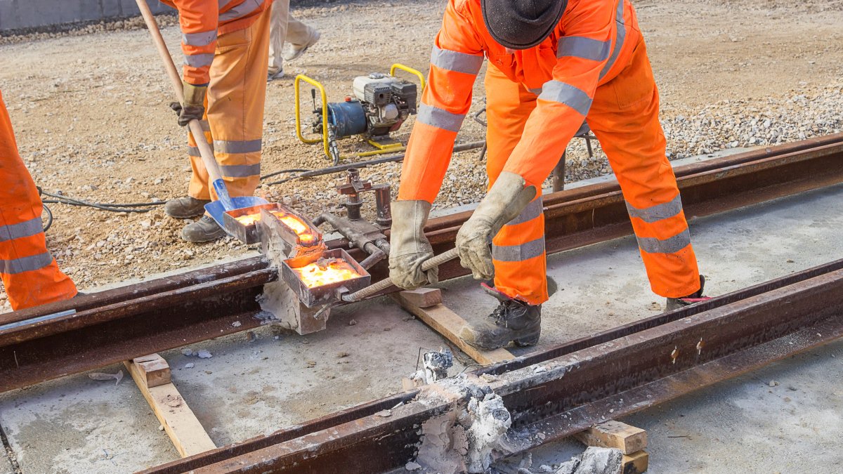 BiznessReporter's tweet photo. Rail maintenance workers' #strike 'solidly supported' https://t.co/cy110OHarr #business2 #technology2 https://t.co/uhdunBfFI7