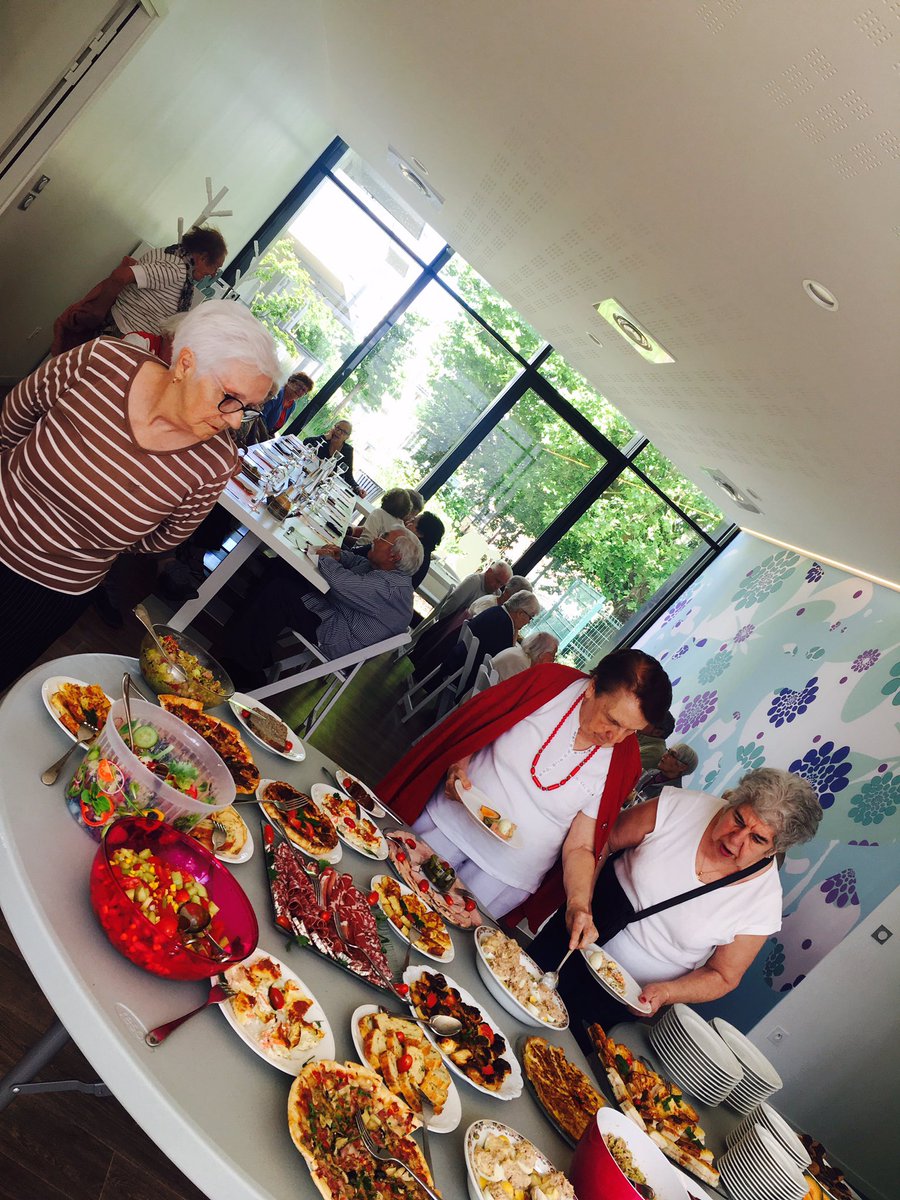 SenCenon33's tweet photo. #FêteDesVoisins #RepasChaleureux aux @SenCenon33 😃😃 https://t.co/4v5bknWdod