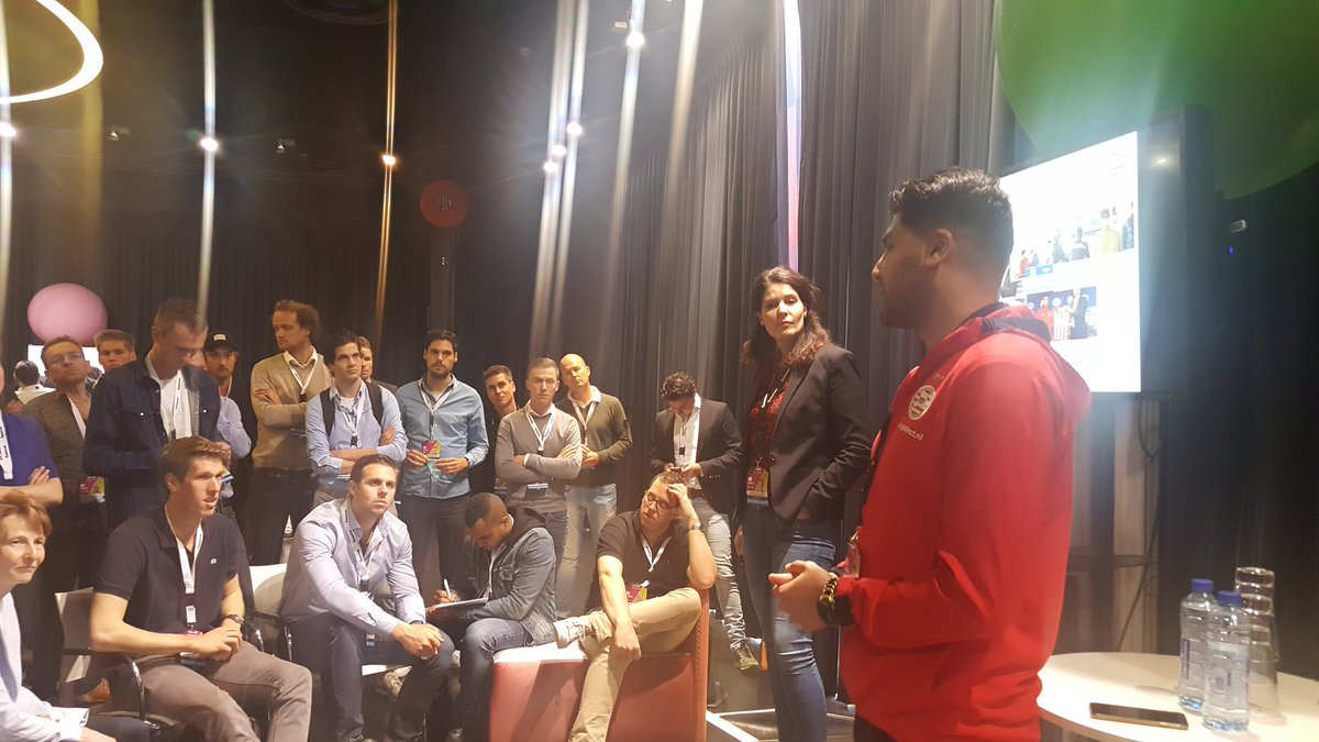 carmen_werff's tweet photo. Stand-up over de kanalen achter PSV eSports en eSporter @Romalabdi89 #eSportsday https://t.co/4Lm0vVyytc