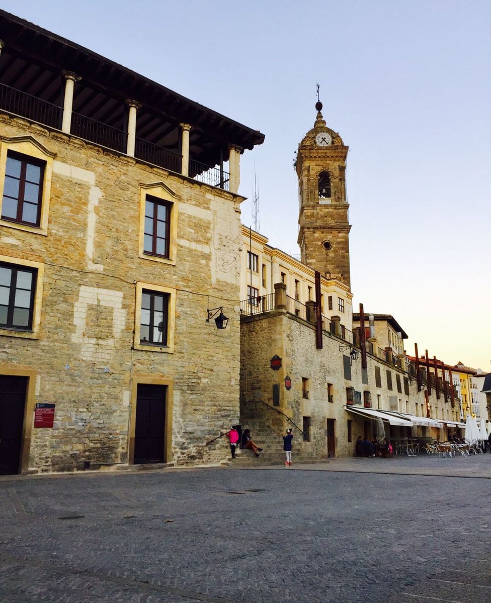 TurismoVitoria's tweet photo. La visita de 'El silencio de la ciudad blanca' de @evagarciasaenz y otros recorridos guiados para todos los gustos: https://t.co/XKBku4F98o https://t.co/a3p5wwZFmf