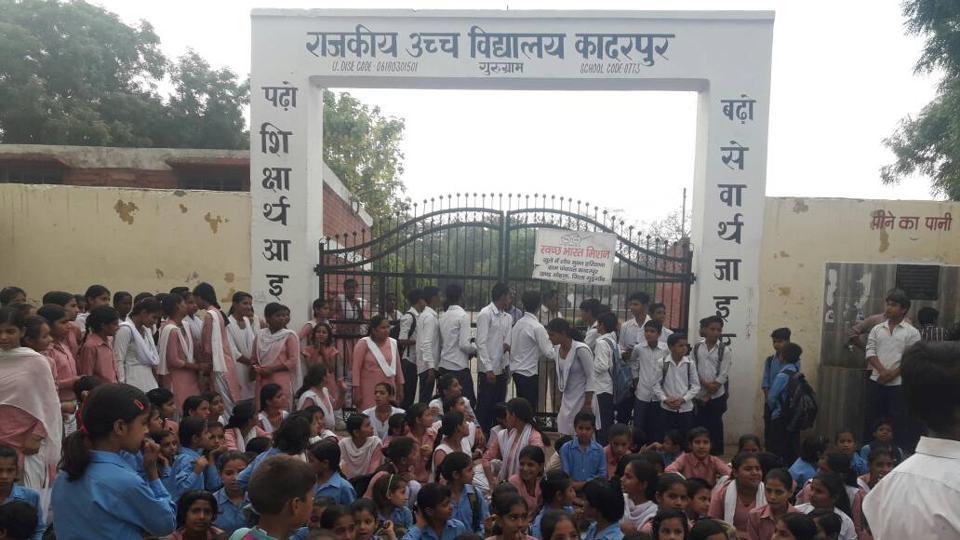 HTGurgaon's tweet photo. Rewari effect: Gurgaon students sit on protest, lock school gate demanding upgrade
https://t.co/R8QgWiKrbx
(By @leenadhankhar) @htTweets https://t.co/WGNvIvIj2w