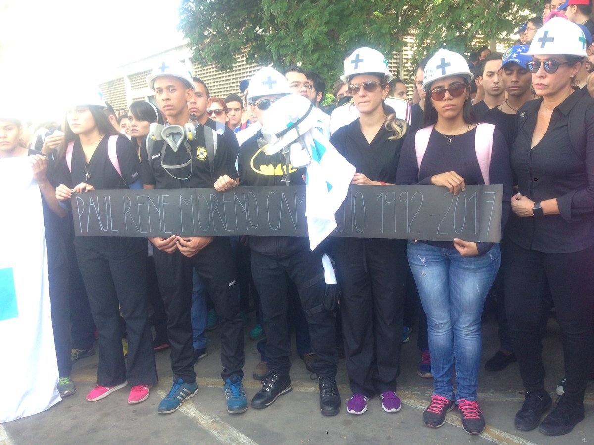 LUZadn's tweet photo. Los chicos de los cascos verdes se congregan para rendir un tributo a su compañero Paúl Moreno. #LUZEstáDeLuto https://t.co/1hgx018al6
