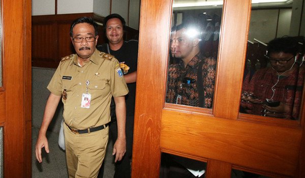 lufiz's tweet photo. "@Beritasatu: Jelang Ramadan, Djarot Wakili Ahok Sampaikan Maaf https://t.co/DdwEM3d0q1 https://t.co/lB6c3PO43p" EMANG SI AHOK PUASA ???