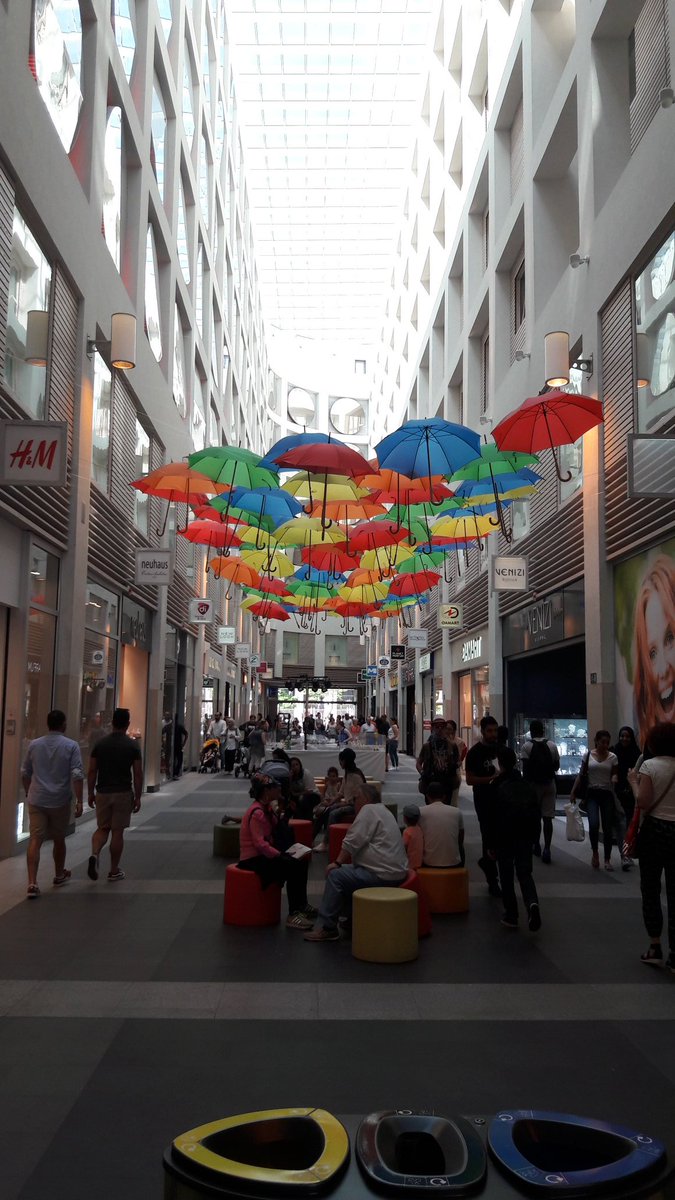CarienTouwen's tweet photo. Overal in #Brussel vind je regenboogkleuren en zo hoort het ook. Morgen #Belgianpride #pride https://t.co/Lh4WMsXThp
