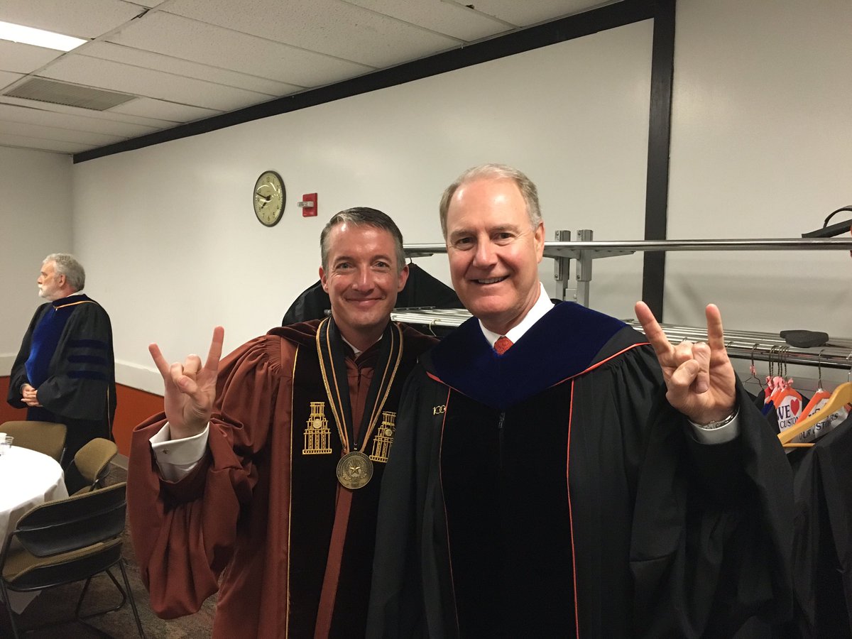 JCHartzell's tweet photo. Backstage with Gary Kelly. #McCombsGrad17 https://t.co/yTYU2T6FKM