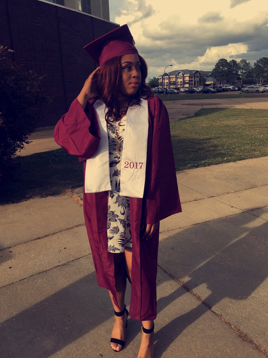 perfectlyykaay's tweet photo. 2017 Graduate 🎉👩🏽‍🎓🙏🏾 I know my granddaddy is proud of me! 🙏🏾 #resteasymyangel #11914 #doitallforhim https://t.co/9hXnd1y2eQ