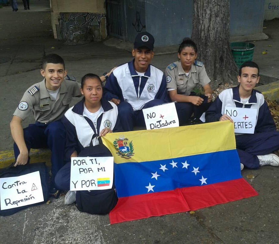 AndreaforeroFT's tweet photo. Jovenes expulsados del Instituto Nautico Almirante Lino de Clemente #Ccs por protestar pacificamente #sosvzla https://t.co/dZzkYESGGR