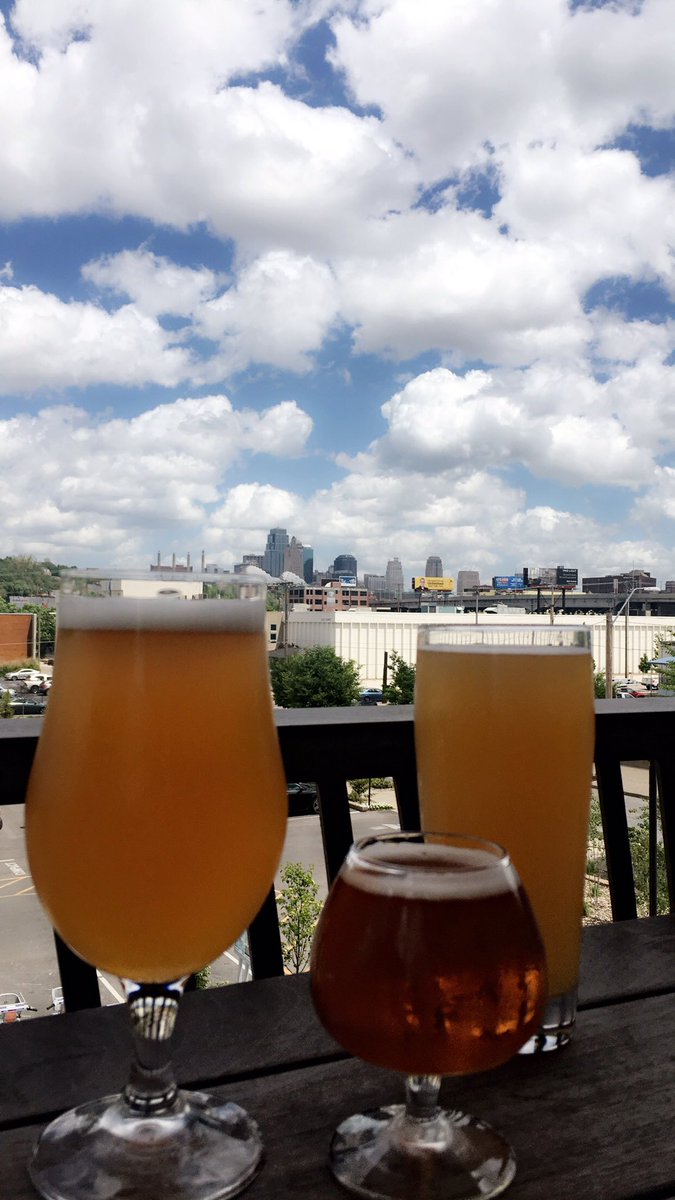 emptynestersat's tweet photo. KC skyline is gorgeous from this vantage point @Boulevard_Beer 🍻@KCMODowntown #emptynestersaturday #beer https://t.co/R2sihgyfDq