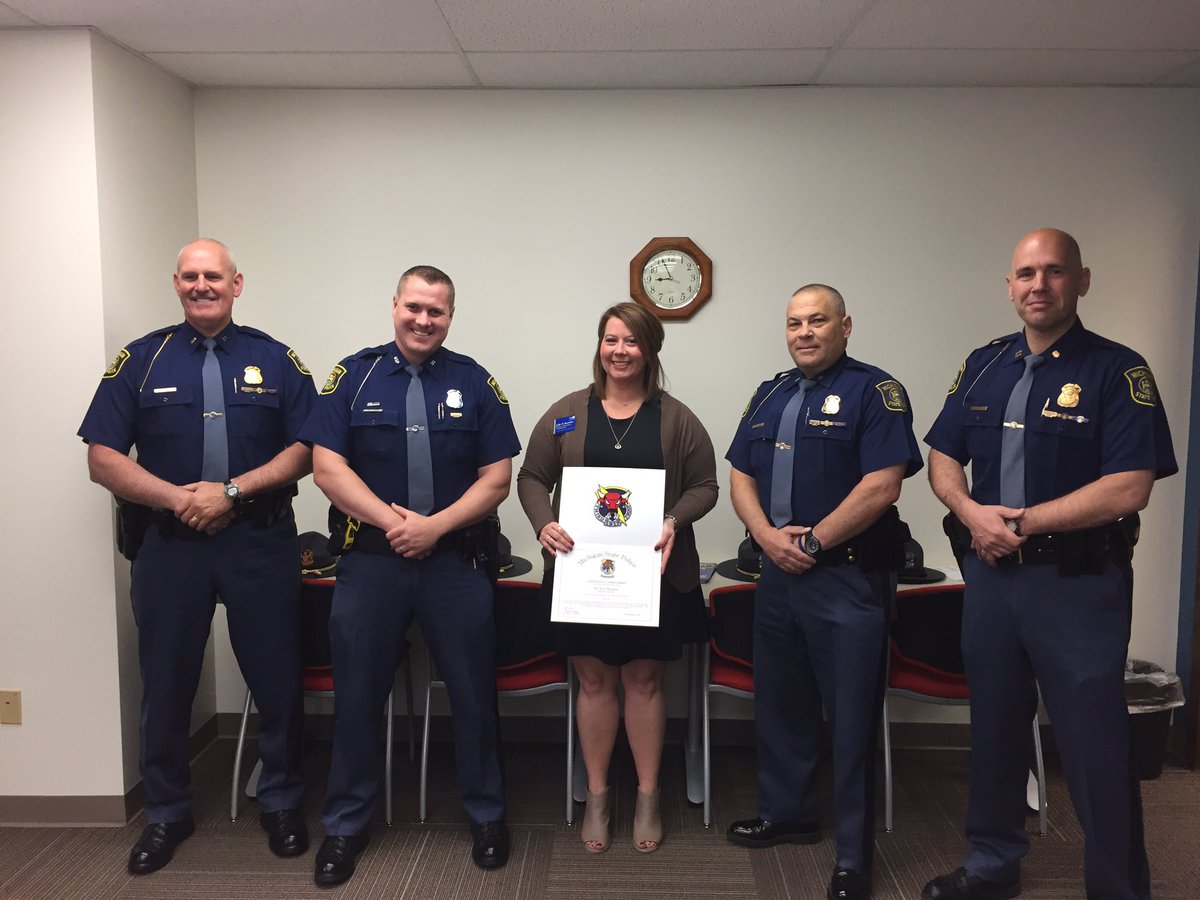 mspbayregion's tweet photo. Kelly Breasbois of Saginaw United Way accepts an MSP 3rd District Award for her partnership w/MSP in building strong &amp; safer communities. https://t.co/q2CG80CJ2v