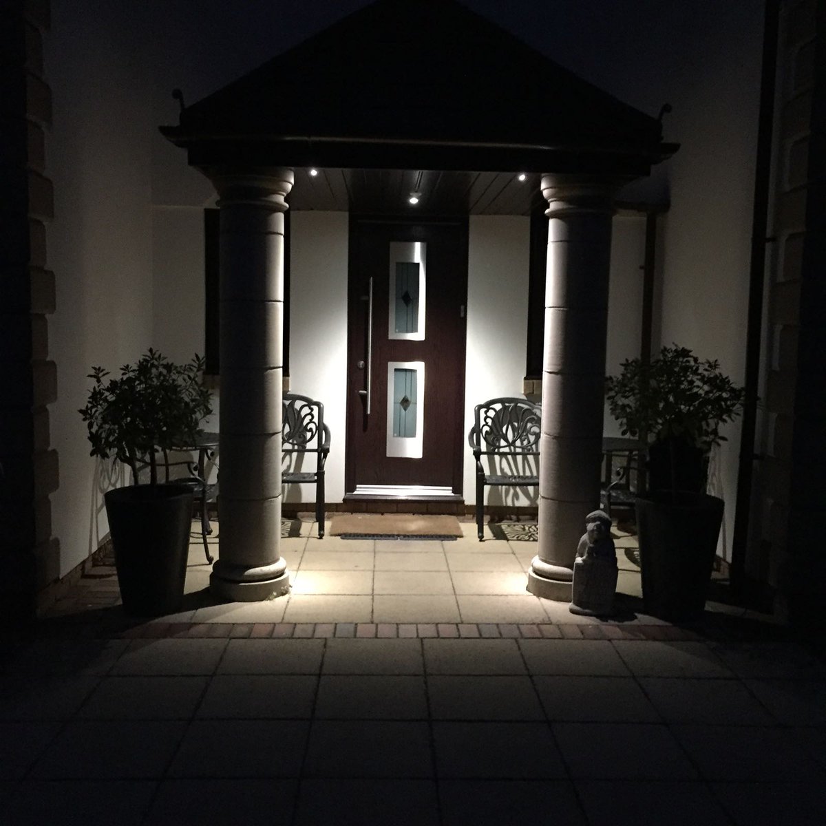 CollingwoodDE's tweet photo. ... und ab ins Wochenende ... #CollingwoodDE #LED #Eingang #Familienhaus #Funktion #Downlight https://t.co/L6fVal0I19