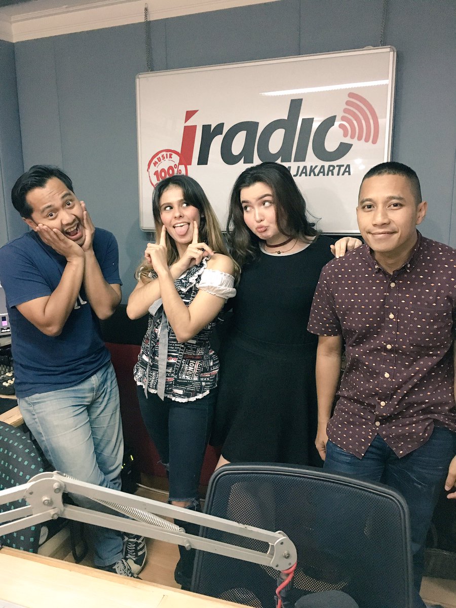 Terima kasih <a href="/JEPEofficial/">JeBe & Petty</a> sudah seru-seruan malam hari ini di #IndoKustik dedikasi <a href="/KLaProject/">KLa Project</a>, sampai jumpa jumat depan ya 😊#MasihSoreSore