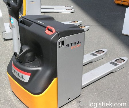 logistiek_com's tweet photo. Still ECU 30 pallettruck trekt pallets tot 3 ton! https://t.co/JBaMROXpEX @Still_heftrucks @STILL_UK https://t.co/7XcJb1OO9Q