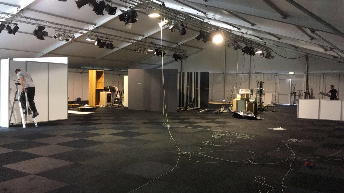 De opbouw van onze jaarvergadering is in volle gang! Het wordt onze grootste leveranciersmarkt ooit.. Tot maandag óp Urk! #DKjvg2017