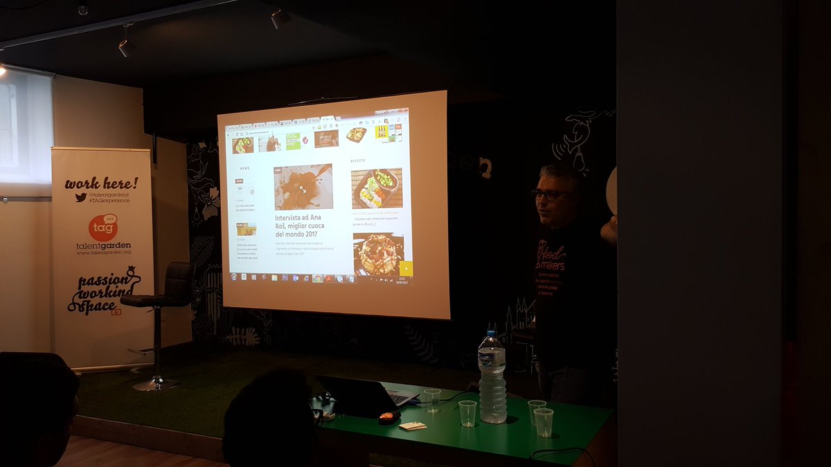 Pucisissi's tweet photo. #chatBotDay Antonio Savarese illustra la #chatbot Food Makers https://t.co/aGtxYjxXkS