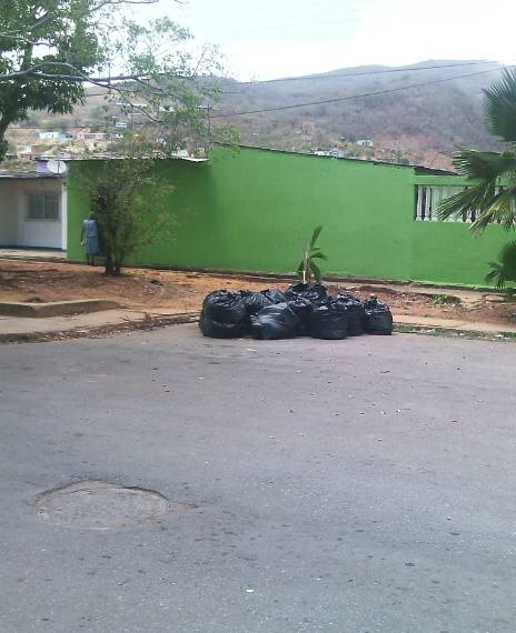 ldcabeza's tweet photo. La cuadrilla de limpieza de la alcaldía en el sector las Casitas. 
#GestiónVp https://t.co/qoS0ctvyCT