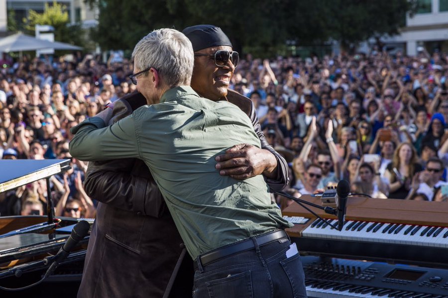 Stevie Wonder Plays Apple S Beer Bash Here S Tim Cook S Tweet The Mac Observer