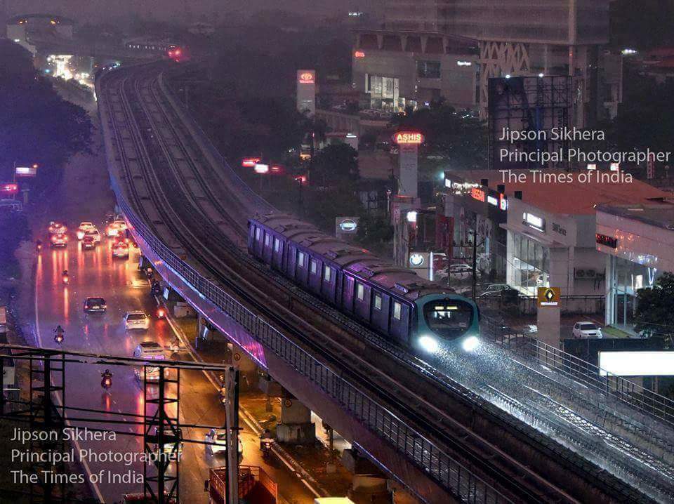 ramdasrocks's tweet photo. മോദി ജീ സോമാലിയിലെ മെട്രോ ഉൽഘാടിച്ച്‌ ക്ഷണകത്തും കാണിച്ച്‌ ചോറുണ്ടിട്ട്‌ പോയാൽ മതി. _ലെ പിണറായിയും ചാണ്ടിയും. #WelcomeToSomalia #VaMoneModi https://t.co/fE3urA2XzZ