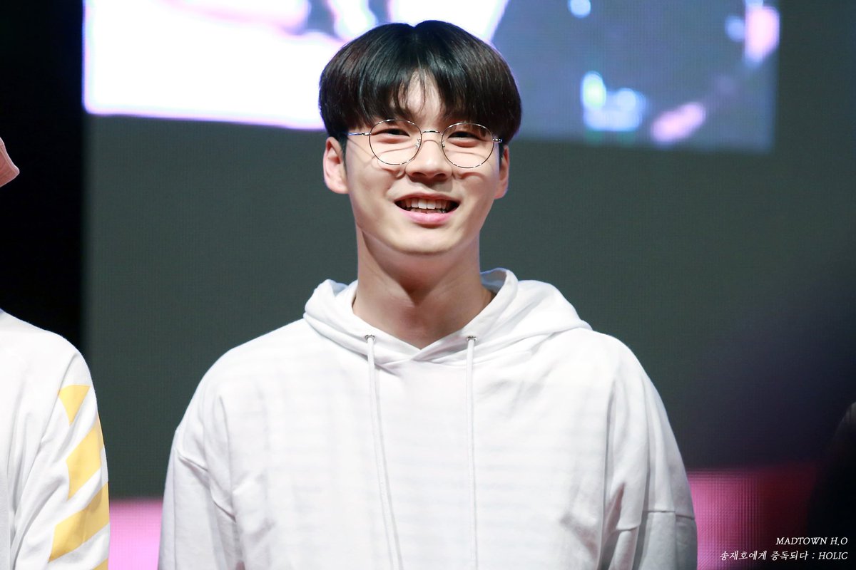 HOlic_618's tweet photo. 📸. 170517 중부대학교 축제 HD #매드타운 #MADTOWN #송재호 #재호 #호 #HO

이쁘다멋지다아름답다섹시하다상남자다❣ ×♾ https://t.co/vuxw8DonzR