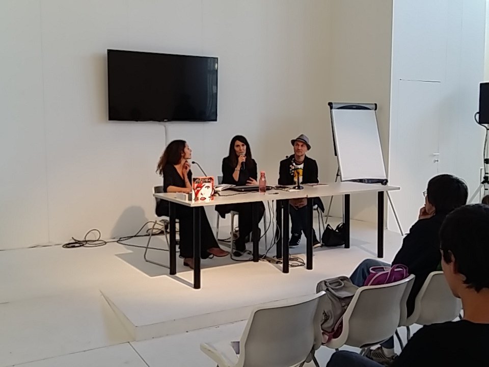 woodoow's tweet photo. Noemi Cuffia la @tazzinadi piu' bella e famosa del #SalTo30 presenta"NEL PAESE DI MISTER COLTELLO" ! #arenabook https://t.co/dOphR0Raet