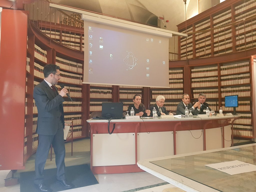 CircoloGT's tweet photo. Dopo un pranzo in terrazza cominciamo a parlare di utensili digitali della vita online, processi ed e-commerce #cgt2017 https://t.co/iQ8MszPvRN
