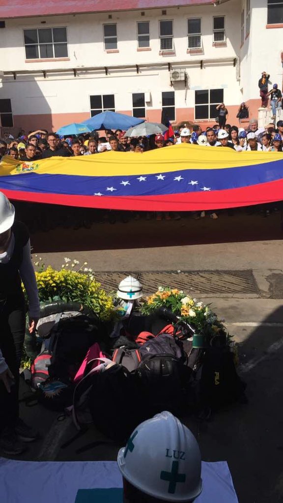 FmedLUZ's tweet photo. El hasta luego de nuestro héroe Paul 💔🇻🇪🙏👏 https://t.co/Mk70J1OFhO
