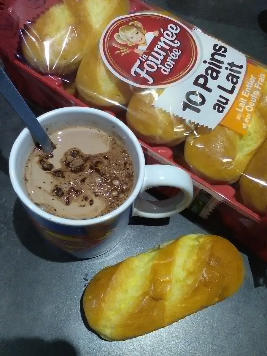 Ptitang011's tweet photo. Petit dèj ce matin avec @LaFourneeDoree @verygoodmoment #LaFournéeDoré  #20ans #PainAuLait #ChocolatChaud  (pseudo VGM Ptitang011) https://t.co/zbIi6FYGvT