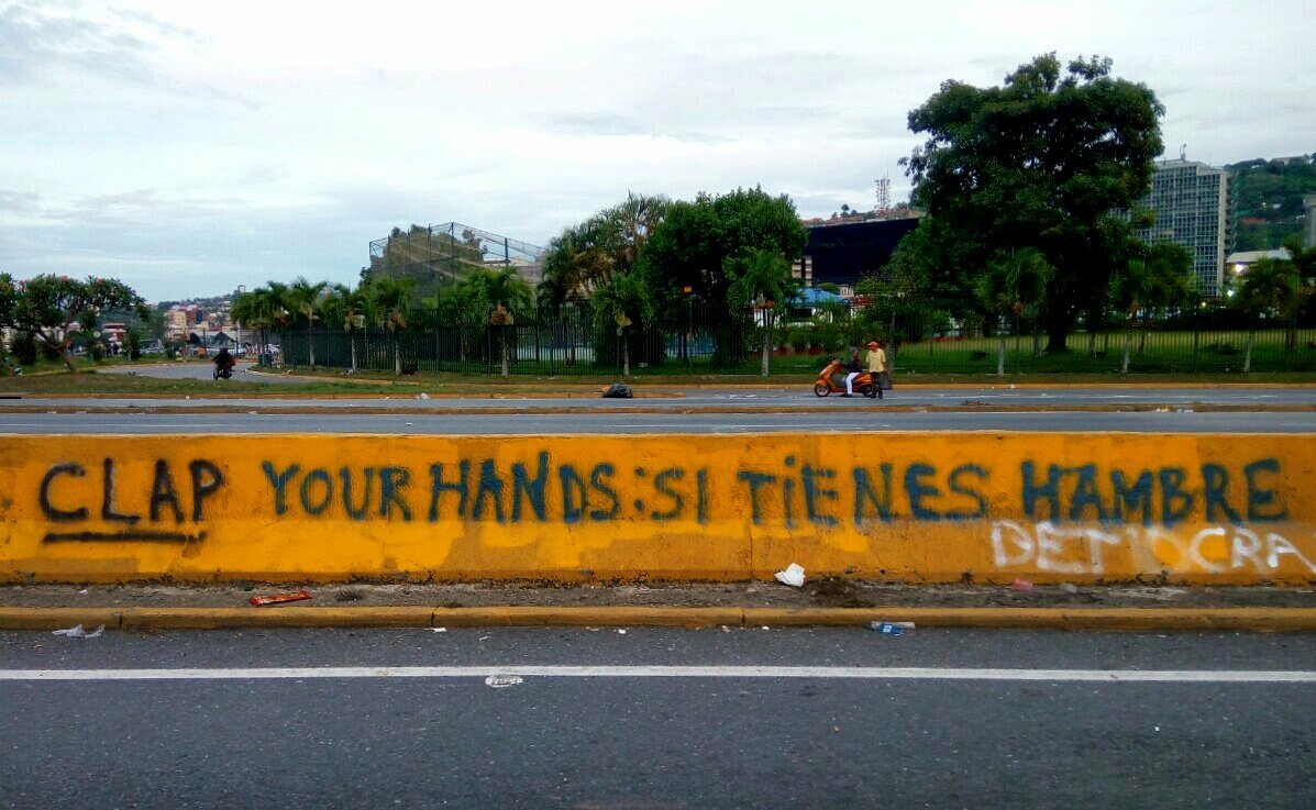 telugo's tweet photo. Me encanta la creatividad que el venezolano tiene hasta para protestar. https://t.co/PHjxxeBcui