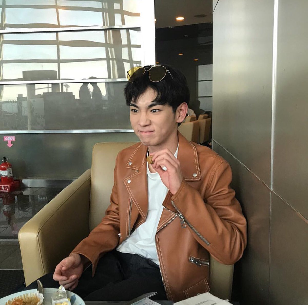 kibumsdimple's tweet photo. Squishy-cheeked-dimple https://t.co/4xxyplpyps