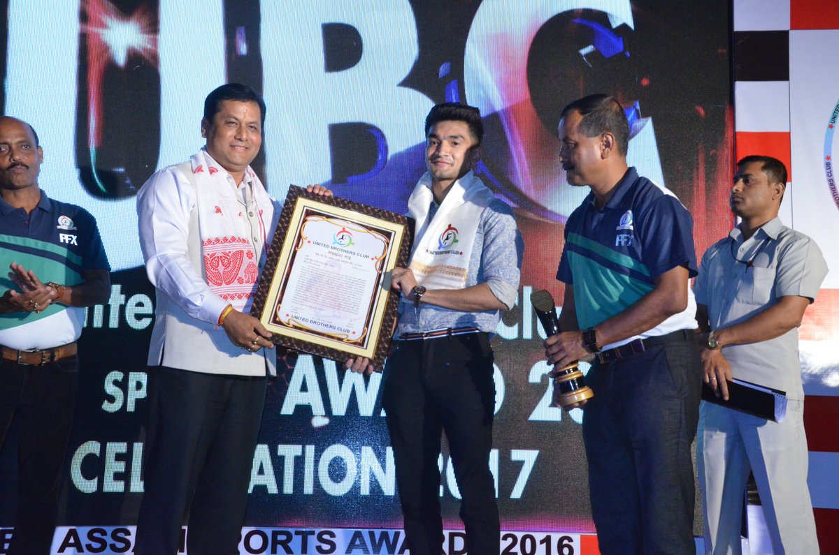 shivathapa's tweet photo. "Sportsman of the year" UBC Sports Award 2016 by Honorable CM of Assam @sarbanandsonwal Sir https://t.co/WWBekPdS6Y