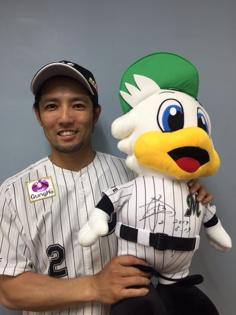 chibalotte's tweet photo. 根元選手がサプライズです！本日のヒーローマーくんをリツイートされた方、1名にプレゼントしてくれるそうです。「実はずっと温めていた企画なんです！」と根元選手。嬉しいですね！(広報) #chibalotte https://t.co/b4x0OuSjS0