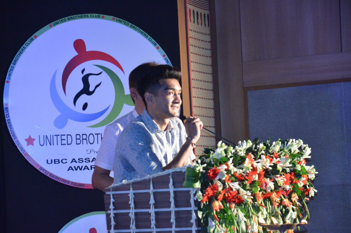 shivathapa's tweet photo. "Sportsman of the year" UBC Sports Award 2016 by Honorable CM of Assam @sarbanandsonwal Sir https://t.co/WWBekPdS6Y