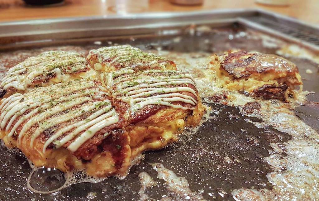 theaKZL's tweet photo. OKONOMIYAKI 😋😋😋
Apparently the other one was the murdered hamburg cheese steak 😂🐷
#foodneverends #foodgasm #vscofo… https://t.co/KAUvww3i9I https://t.co/ANn9dmB1ci