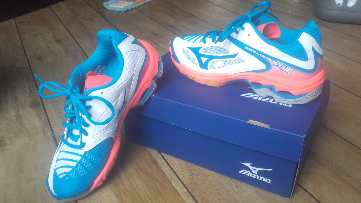 suzan_tw's tweet photo. Neeeww!! #Mizuno #WaveLightningZ3 #sports #yasz #sideout #beastmode #blauw #nieuw @sideoutzwolle https://t.co/JiqNoqHYdT