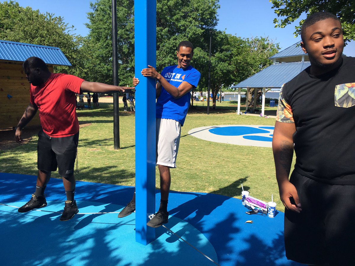 LetiziaGBoone's tweet image. #VSU Trojans working together on the Challenge Course! #VLA2k17