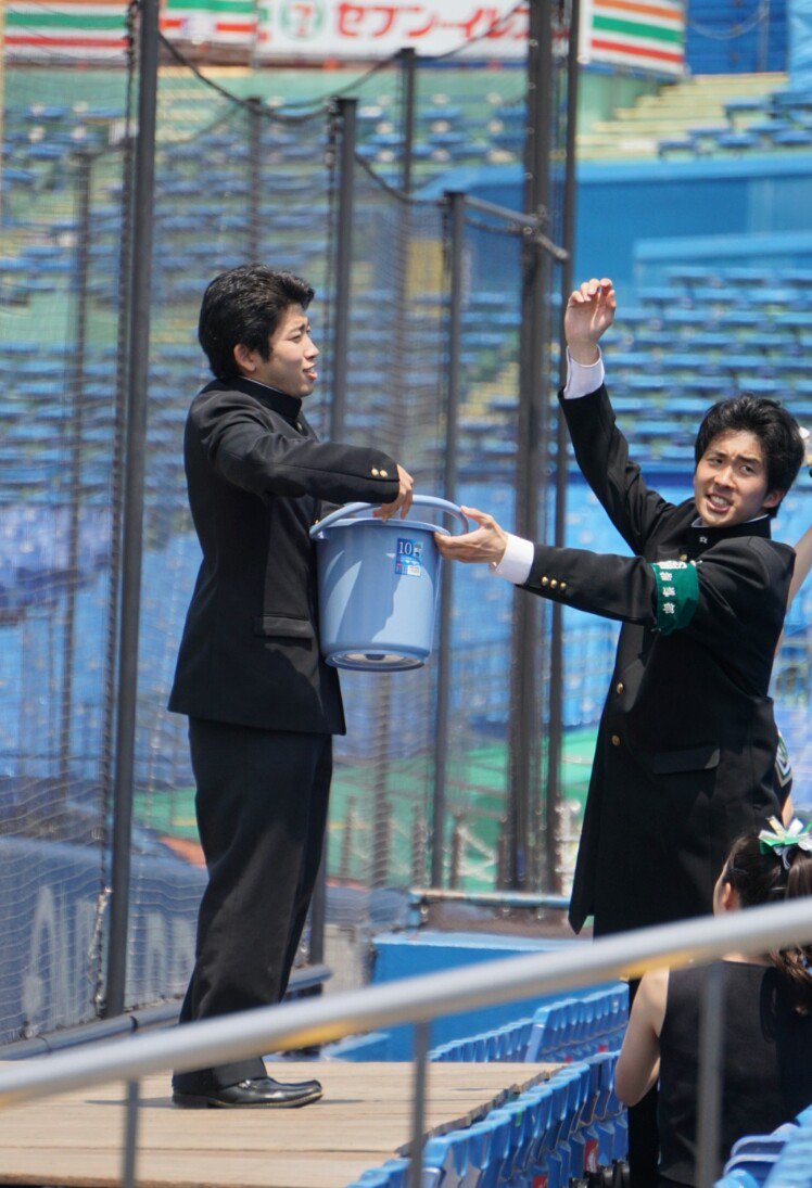 ট ইট র すみ 応援団が水かぶる時 勢いよすぎてグラウンドに水こぼれて選手にかかってしまったりするのを稀に見るんだけども 亜細亜のリーダーさん バケツを持ち上げてかぶる直前に後ろをちらっと見て 選手がいるのか確認してからあまり飛び散らないように