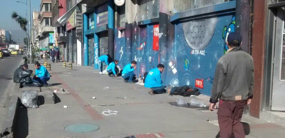 EnriquePenalosa's tweet photo. Estos son los "Angeles Azules" que día y noche buscan que los Habitantes de Calle acepten ir a nuestros albergues y centros de atención https://t.co/huBvCyflwm