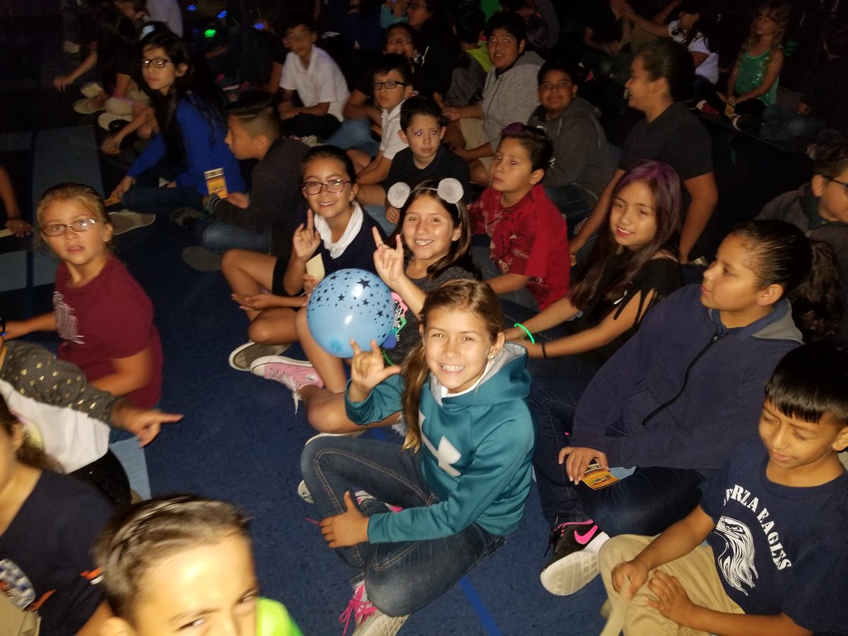ElizabethLerma7's tweet photo. Ready for our #mathrocks concert!!! @NISDEsparza, #thirdgraderocks!!!! https://t.co/Tl6W905IgH