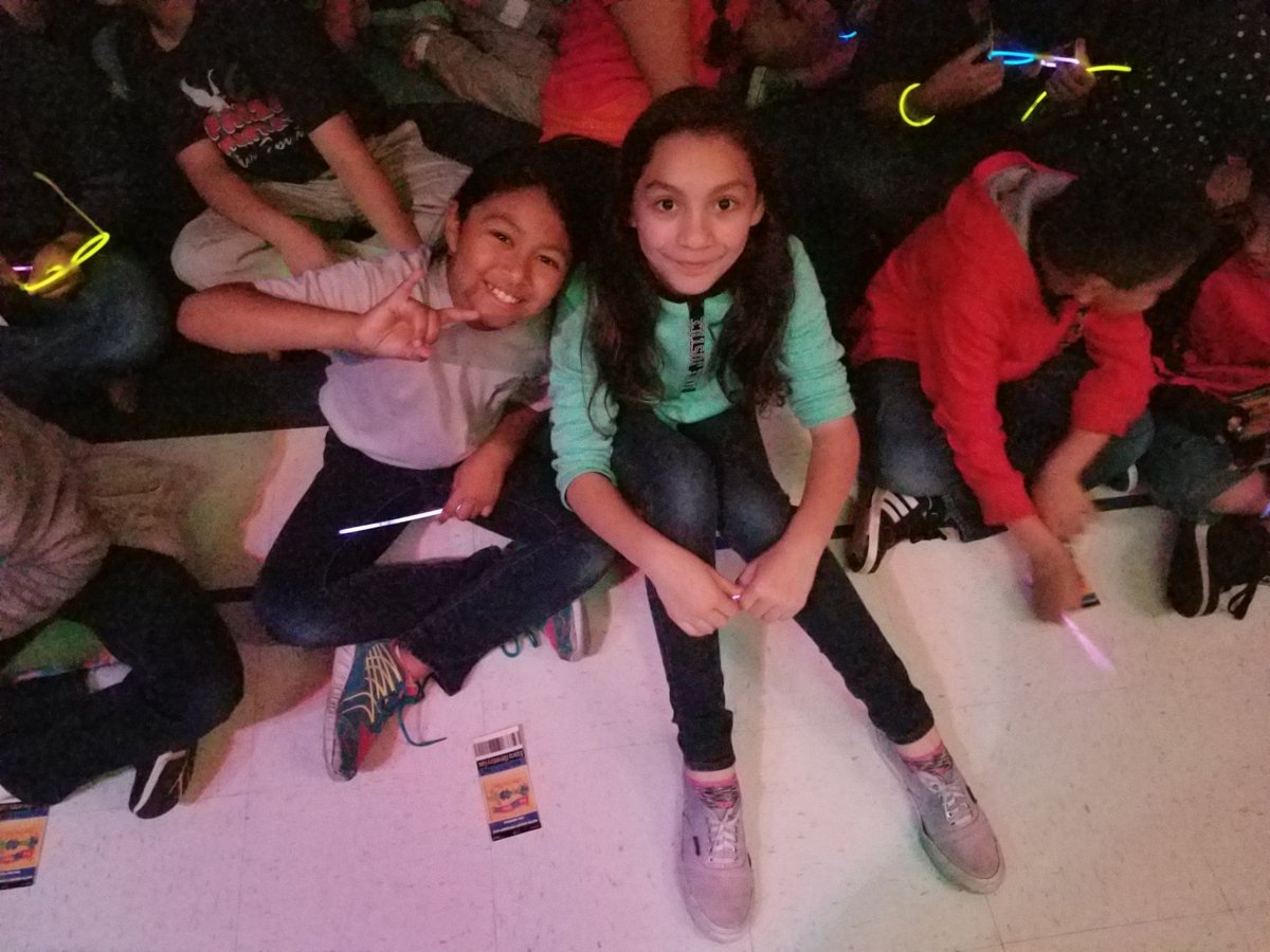 ElizabethLerma7's tweet photo. Ready for our #mathrocks concert!!! @NISDEsparza, #thirdgraderocks!!!! https://t.co/Tl6W905IgH