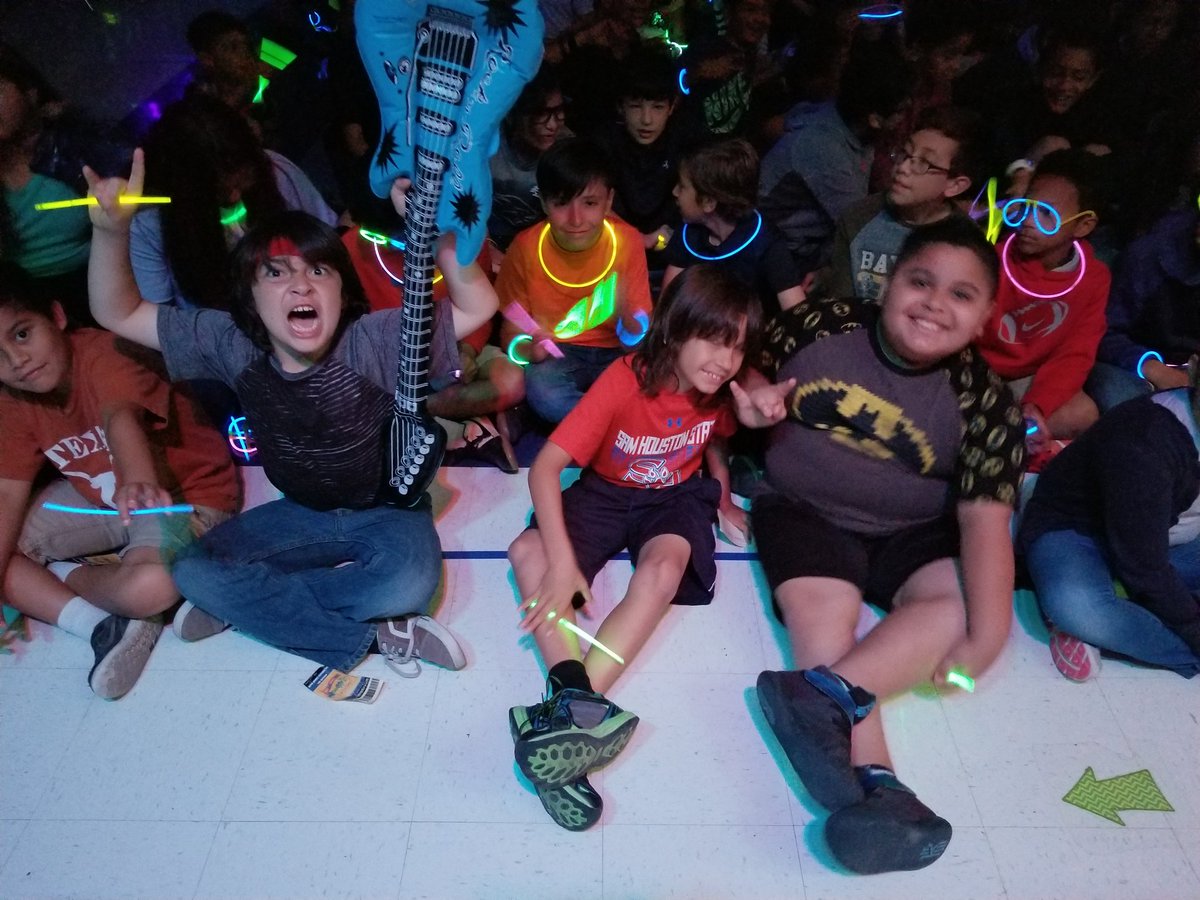 ElizabethLerma7's tweet photo. Ready for our #mathrocks concert!!! @NISDEsparza, #thirdgraderocks!!!! https://t.co/Tl6W905IgH